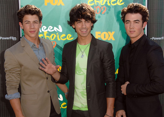See, I know that's NICK (youngest, dated Miley) and JOE (middle, dated Taylor Swift) and KEVIN (oldest AND engaged)