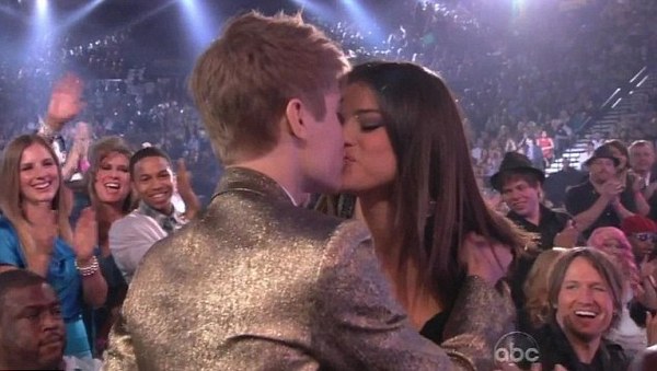 selena gomez justin bieber kiss billboard music awards. Justin Bieber and Selena Gomez